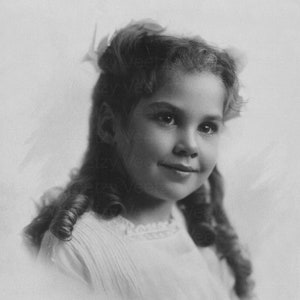 Digitale download vintage foto - mooi Victoriaans meisje met worstkrullen glimlachend voor een zittend studioportret - Forever Young Beauty