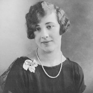 Photo vintage à téléchargement numérique - Jeune femme des années 1920 avec un style Bob français souriant joli portrait en studio