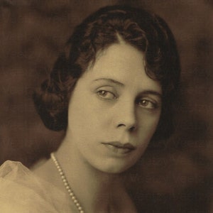 Fotografía vintage en descarga digital: mujer de los años 20 con corte de pelo francés, collar de perlas y vestido de tul, retrato de estudio sepia: para usar como collage