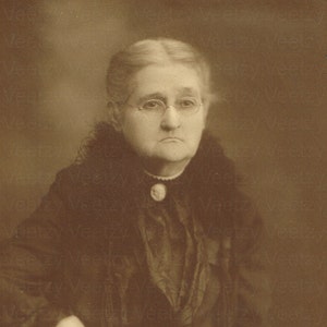 Digitaler Download Vintage Foto - Viktorianische Frau mit Federboa, eine hässliche alte Jungfer alte Jungfer in ihrer Brille Studio Portrait