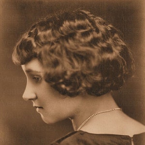 Digitale download vintage foto: meisje uit de jaren 1920 met een prachtig golvend bobkapsel met vingers zittend voor een studioportret