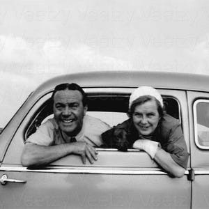 Photo vintage à téléchargement numérique - Couple drôle des années 1950, meilleurs amis, riant un jour d'été dans une vieille voiture en buvant une bouteille de vin