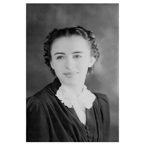 Photo vintage à téléchargement numérique - belle jeune femme des années 1950 souriante qui a le style d'une star de cinéma assise pour un portrait en studio formel classique
