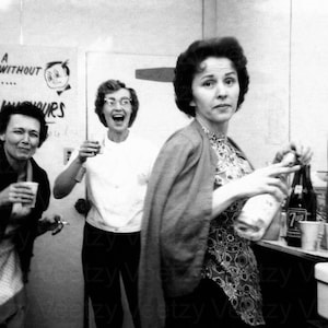 Download digitale Foto d'epoca - Donne degli anni '50 che fanno festa, signore divertenti che bevono bottiglie di alcol e vodka, fumano sigarette, ridono e sorridono