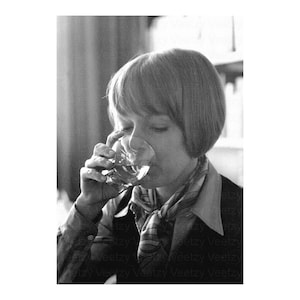 Photo vintage à téléchargement numérique - femme des années 1960 lors d'une fête en sirotant et en buvant du vin ou du champagne dans un verre à cocktail