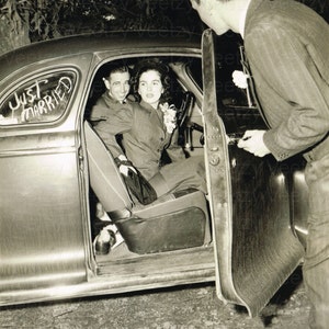 Descarga digital de fotografía vintage: hermosa novia y apuesto novio de los años 50, recién casados y partiendo de luna de miel
