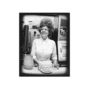 Download digital Mulher garçonete dos anos 1960 com óculos de gato e colmeia pronta para servir café e água no restaurante Foto vintage