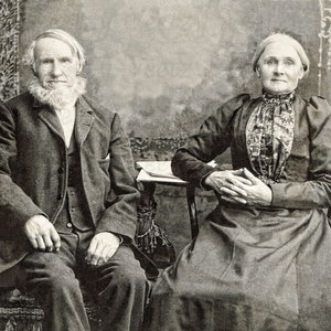 Descarga digital de fotografía vintage: esposo y esposa de la época victoriana, una pareja de ancianos enamorados, sentados para un retrato familiar en un estudio