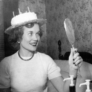 Digitaler Download 1950er Jahre Frau Happy Birthday Hut Party Lustig Junge Chic Kuchen Spiegel Retro Antike Fotografie Vintage Fotodruckbares Bild