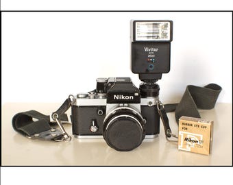 Cámara Nikon F2 con objetivo súper rápido Nippon Kogaku Nikkor-S 50 mm 1:1.4 - Funcionando, réflex de película de 35 mm vintage de los años 70 con flash