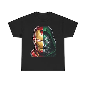 以下が含まれることがあります： 胸元にグラフィックプリントが施された黒の半袖Tシャツ。デザインは、左側にアイアンマンの赤と金の装甲ヘルメット、右側に緑のフードを被ったドクター・ドゥームの金属製マスクが描かれた、顔が半分ずつ合わさったイラストになっています。