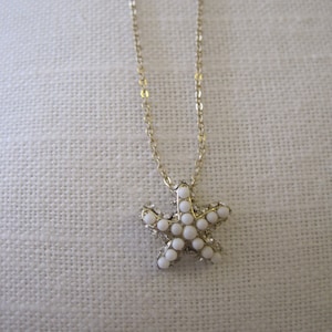 Colar de estrela do mar com strass dourado e contas brancas - Colar de estrela do mar branco e prata - Colar de estrela do mar - Estrela do mar branca