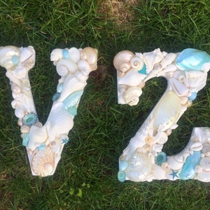 Letra de concha de mar con decoración playera - "V Z" - Letra de concha tropical suave azul y blanca - Inicial de concha - Letras de madera - Boda en la playa - Regalo