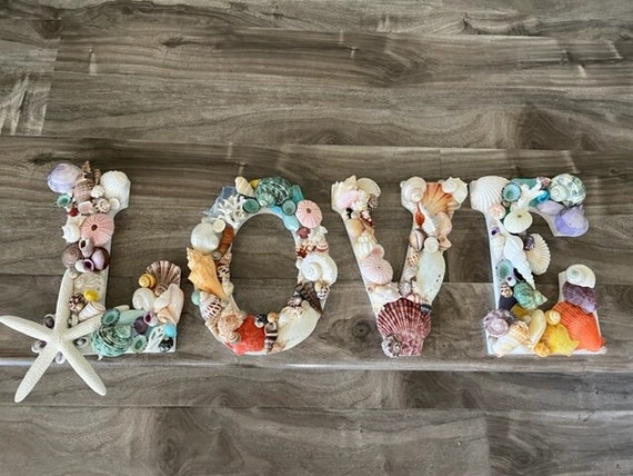 ハワイ産　アンティーク　貝殻装飾　文字オブジェ　LOVE Beach Decor Shell Letters LOVE - Multicolor Shell Letters - Wooden