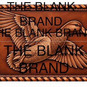 Puede incluir: Una hebilla de cinturón rectangular de cuero marrón con una imagen detallada en relieve de un pato en vuelo. El borde consiste en un patrón de cuero trenzado en tonos marrones claros y oscuros alternos. El texto THE BLANK BRAND es visible.