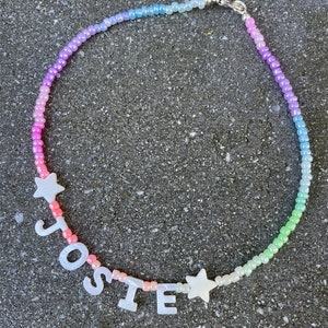 Collar de cuentas personalizado con nombre y letras de perlas en color arcoíris pastel; collar con nombre personalizado