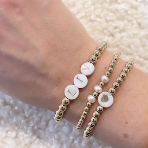 Bracciale a forma di cuore riempito d'oro 14k con perlina a forma di cuore in madreperla; perlina a forma di cuore in conchiglia; braccialetto personalizzato