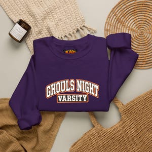 Ghouls Night Varsity Sweatshirt mit Stickerei – Halloween-College-Style – Mädchennacht – Halloween – Herbst – Winter – Lagenlook – Horrorfan