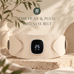 Op de afbeelding: Een beige EMS warmte- en pulsgordel met een centraal zwart digitaal display dat het getal 25, een pulspictogram en een batterij-indicator toont. De gordel heeft een glad, gebogen ontwerp met decoratieve lijnpatronen aan beide zijden.
