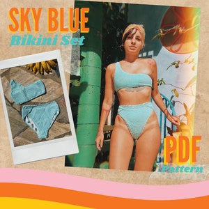 Puede incluir: Un conjunto de bikini azul cielo con un top de un solo hombro y una parte de abajo de cintura alta. El bikini está hecho de una tela texturizada y tiene un estampado floral en la parte de abajo. La imagen también incluye el texto "SKY BLUE Bikini Set" y "PDF Pattern".