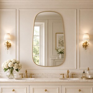 Afgeronde rechthoekige wandspiegel, make-upspiegel met gouden frame, decoratieve spiegel met zachte hoeken voor slaapkamer, badkamer en hal.