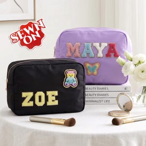 Spersonalizowana kosmetyczka XL z naszywką z szenili z imieniem, bardzo duża nylonowa kosmetyczka z niestandardową literą inicjału, urocze etui podróżne na kosmetyki z filtrem SPF