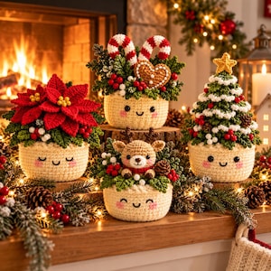 Może przedstawiać: Cztery szydełkowe doniczki amigurumi z uśmiechniętymi buźkami. Jedna zawiera czerwoną poinsecję, druga laski cukrowe i piernikowe serce, trzecia małego renifera, a czwarta choinkę z żółtą gwiazdą, wszystkie ozdobione zielonymi gałązkami.