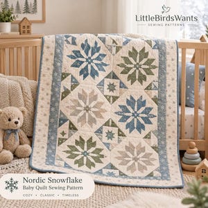 Op de afbeelding: Een babyquilt met een herhalend patroon van grote, veelpuntige sneeuwvlokken in tinten blauw, groen en beige op een crèmekleurige achtergrond. De quilt heeft een rand met een kleine sneeuwvlokprint en de tekst Nordic Snowflake Baby Quilt Sewing Pattern.