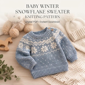 Puede incluir: Un suéter de punto azul y blanco con un patrón de copos de nieve, que presenta un cuello redondo acanalado con dos pequeños botones de madera en el hombro. El texto BABY WINTER SNOWFLAKE SWEATER KNITTING PATTERN Digital PDF Instant Download es visible.