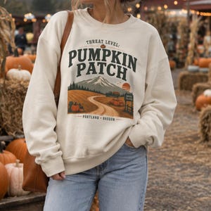 Niveau de menace : Sweat-shirt rond Pumpkin Patch | Sweat-shirt vintage d'automne | Vêtements d'automne confortables