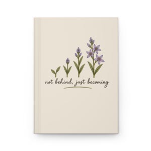 No nos quedamos atrás, simplemente estamos en constante evolución / La colección Crecimiento / Diario de Reflexión Inspirador / Cuaderno de tapa dura con estampado floral / PWARTLAND