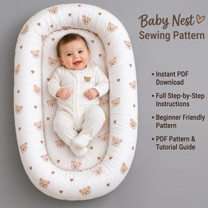 Peut inclure: Un nid pour bébé ovale en tissu blanc avec un motif répétitif de petits visages d'ours en peluche bruns et de cœurs. Le texte indique : Baby Nest Sewing Pattern, Instant PDF Download, Full Step-by-Step Instructions, Beginner Friendly Pattern, PDF Pattern & Tutorial Guide.