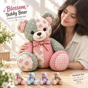 Könnte beinhalten: Ein Blossom Teddy Bear Nähmuster-PDF mit einem großen Patchwork-Teddybären aus Blumen-, Punkte- und Karostoffen in Salbeigrün und Altrosa. Enthält vier kleinere Bärenvarianten und eine fertige Größe von 30 cm.