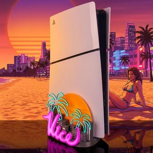 Può includere: Un supporto per console di gioco bianco con una scritta rosa in stile neon che recita Vice, accompagnata da sagome di palme color ottanio e un disco solare arancione brillante. La base è progettata con un paesaggio urbano in miniatura.