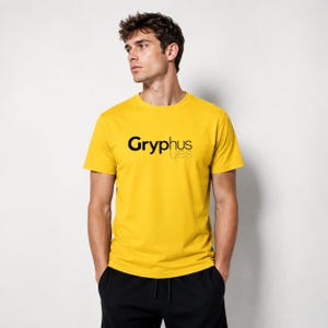 Op de afbeelding: Een felgeel T-shirt met korte mouwen voorzien van de tekst Gryphus in vetgedrukte zwarte letters op de borst, met het woord yes in een kleiner, lichtgrijs lettertype direct onder het laatste deel van de hoofdtekst.