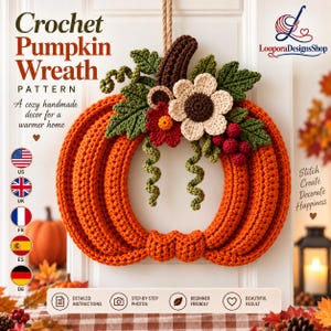 Puede incluir: Un patrón de corona de calabaza a ganchillo que presenta un gran anillo naranja con forma de calabaza adornado con hojas verdes, un tallo marrón oscuro, una flor color crema, una pequeña flor roja y bayas rojas. Texto: Crochet Pumpkin Wreath Pattern.