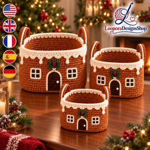 Peut inclure: Trois paniers en crochet marron conçus pour ressembler à des maisons en pain d'épices, avec une bordure blanche style glaçage, des portes cintrées marron foncé, des fenêtres carrées blanches et une petite couronne verte au-dessus.