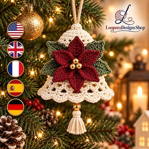 Op de afbeelding: Een crèmekleurig gehaakt klokje als ornament, voorzien van een donkerrode kerststerbloem met groene bladeren en drie kleine gouden kralen in het midden. Het klokje heeft een geschulpte rand en hangt aan een touwtje met een gouden kraal.