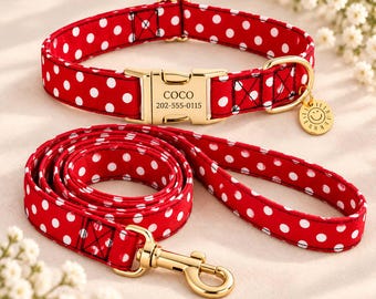 Könnte beinhalten: Ein rotes Haustierhalsband und eine passende Leine mit weißem Punktemuster. Das Halsband hat eine goldfarbene Metallschnalle, die mit dem Namen COCO und der Nummer 202-555-0115 graviert ist, sowie einen kleinen runden Goldanhänger mit einem Smiley-Gesicht.