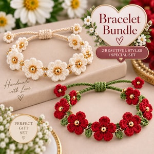 Könnte beinhalten: Ein Armband-Set bestehend aus zwei verstellbaren Kordelarmbändern mit gehäkelten Blumenmotiven. Ein Armband hat cremefarbene Blüten mit goldenen Zentren, das andere rote Blüten mit grünen Blättern und goldenen Zentren. Text lautet Bracelet Bundle.