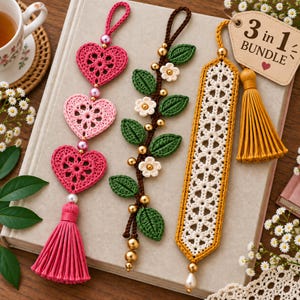 Puede incluir: Tres marcapáginas de ganchillo: uno con tres corazones rosas y una borla rosa, uno con hojas verdes y flores blancas sobre un tallo marrón, y un marcapáginas rectangular de encaje amarillo mostaza y blanco con una borla y etiqueta 3 in 1 BUNDLE.