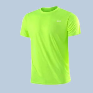 Może przedstawiać: Neonowo-żółty t-shirt z krótkim rękawem i okrągłym dekoltem. Na prawej górnej części klatki piersiowej znajduje się nadruk słowa RUN wykonany małymi, białymi wielkimi literami. Materiał jest gładki, lekki i ma jednolity, wyrazisty kolor.