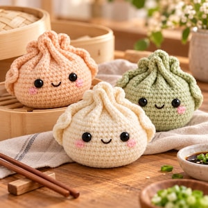 Può includere: Tre peluche a forma di raviolo realizzati all'uncinetto nei colori pesca, crema e verde salvia. Ogni giocattolo rotondo e morbido presenta una parte superiore plissettata, occhi di sicurezza in plastica nera, un sorriso e guance rosa.