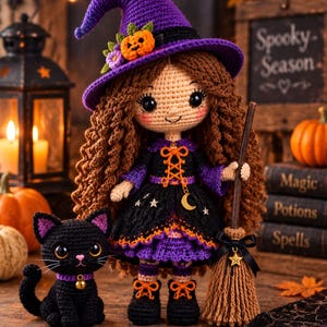 Puede incluir: Una muñeca de ganchillo disfrazada de bruja con largo cabello castaño rizado, un sombrero morado con una pequeña calabaza naranja y un vestido negro con cordones naranjas. La muñeca sostiene una escoba marrón y está junto a un pequeño gato negro de ganchillo.