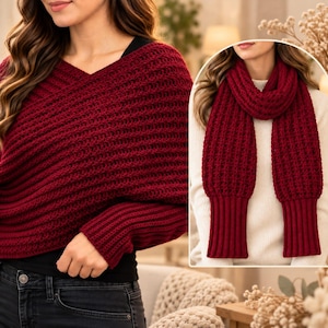 Puede incluir: Una prenda de punto texturizado en color rojo oscuro con cuello en V y mangas largas con puños acanalados. La pieza se muestra de dos formas: como un top cruzado sobre una camiseta negra y como una bufanda larga y rectangular.