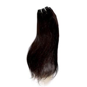 Puede incluir: Un paquete de extensiones de cabello liso de color marrón oscuro, asegurado en la parte superior con una trama de tela tejida gruesa. Los mechones de cabello son lisos, brillantes y caen hacia abajo en una disposición densa y uniforme.