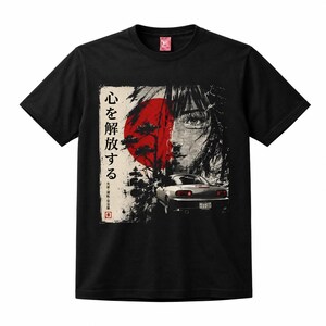Könnte beinhalten: Ein schwarzes Kurzarm-T-Shirt mit einem Grafikdruck eines silbernen Sportwagens, eines menschlichen Gesichts und eines großen roten Kreises. Das Design enthält japanischen Text mit der Aufschrift 心を解放する auf weißem, texturiertem Grund.