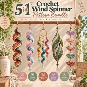 Puede incluir: Un conjunto de 5 patrones de ganchillo para móviles de viento con cinco adornos colgantes distintos. Los diseños incluyen piezas en espiral, forma de gota y abanico, decoradas con cuentas de madera y colgantes de cristal transparente.