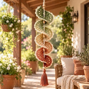Schema PDF per un girandola all'uncinetto in stile boho, con decorazione a spirale traforata e nappa.