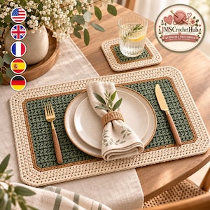 Pode incluir: Um lugar americano retangular de crochê com centro verde escuro, borda marrom e contorno creme. O lugar americano está posto com um prato branco, um garfo dourado com cabo de madeira, uma faca dourada e um guardanapo de linho com estampa.